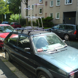 Auto mit Stühlen auf dem Dach