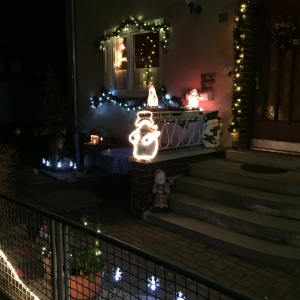 Weihnachtsbeleuchtung am Haus