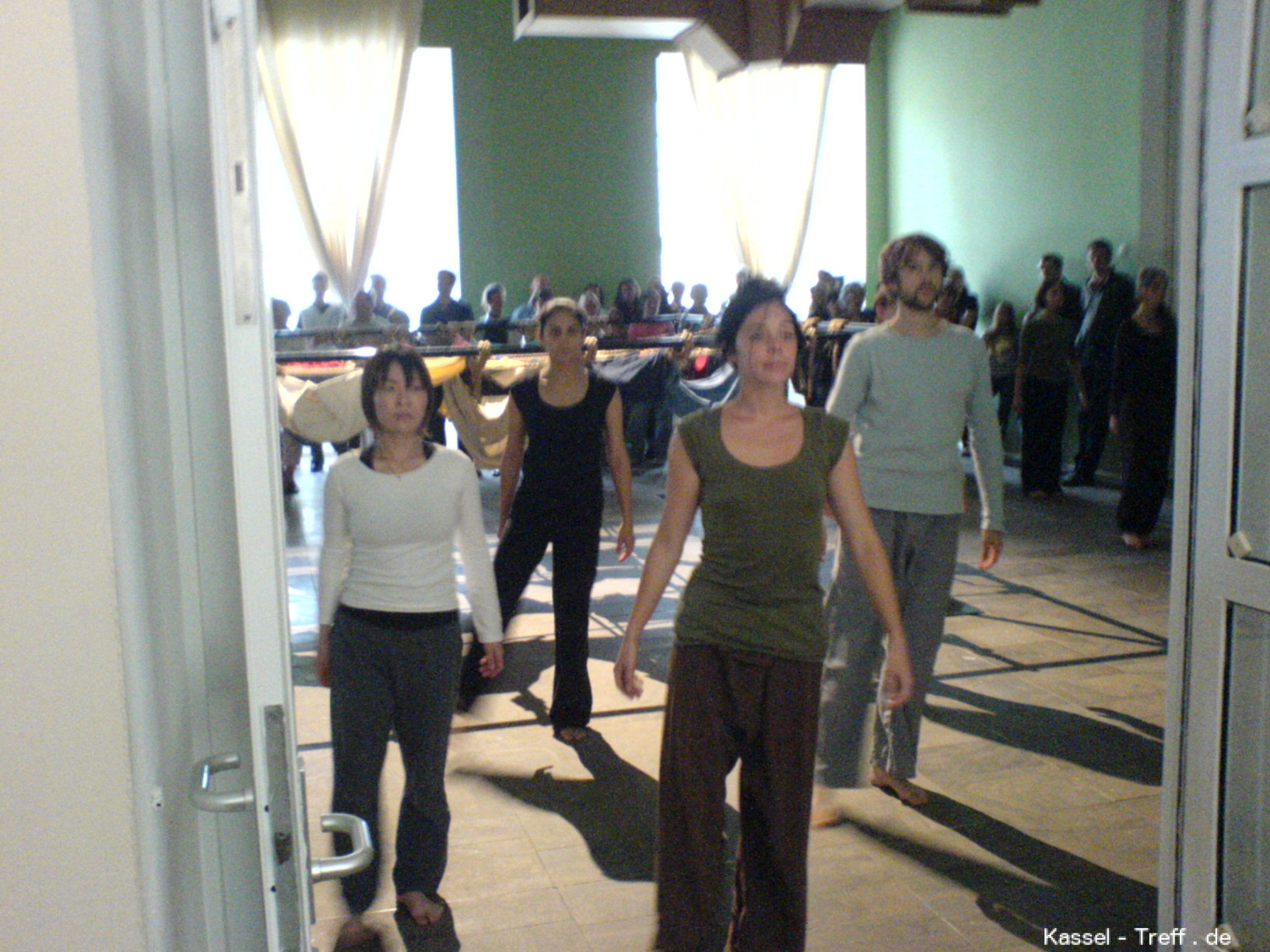 Tanzgruppe bei der documenta im Fridericianum