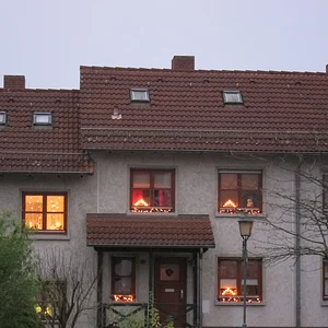 Weihnachtsbeleuchtung in Fenstern