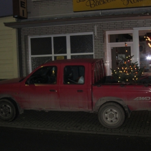 Weihnachtsbaum auf einem Auto