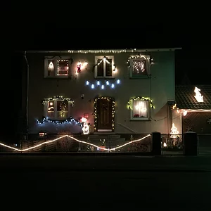 Weihnachtsbeleuchtung am Haus