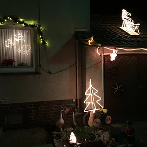 Weihnachtsbeleuchtung am Haus