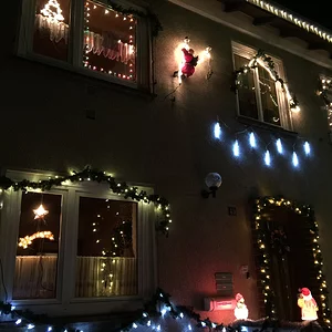 Weihnachtsbeleuchtung am Haus