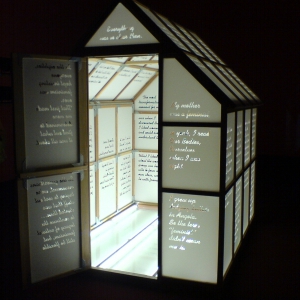Leucht-Haus mit Schrift bei der documenta in Neue Galerie