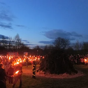 Osterfeuer mit Fackelträger in Niederzwehren-Kassel