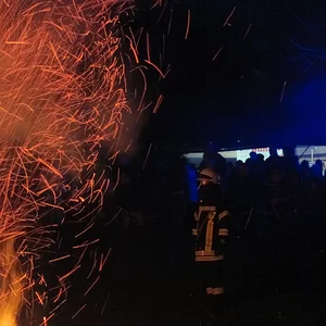 Osterfeuer mit Feuerwehrmann in Niederzwehren-Kassel