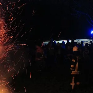 Osterfeuer mit Feuerwehrmänner in Niederzwehren-Kassel