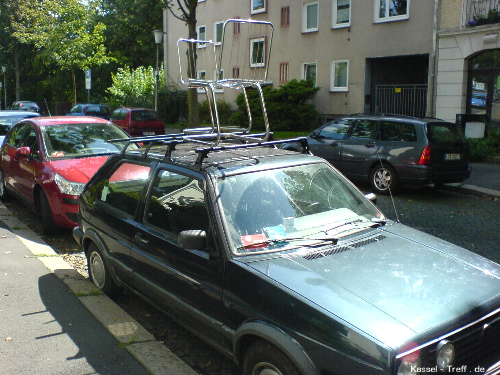 Auto mit Stühlen auf dem Dach