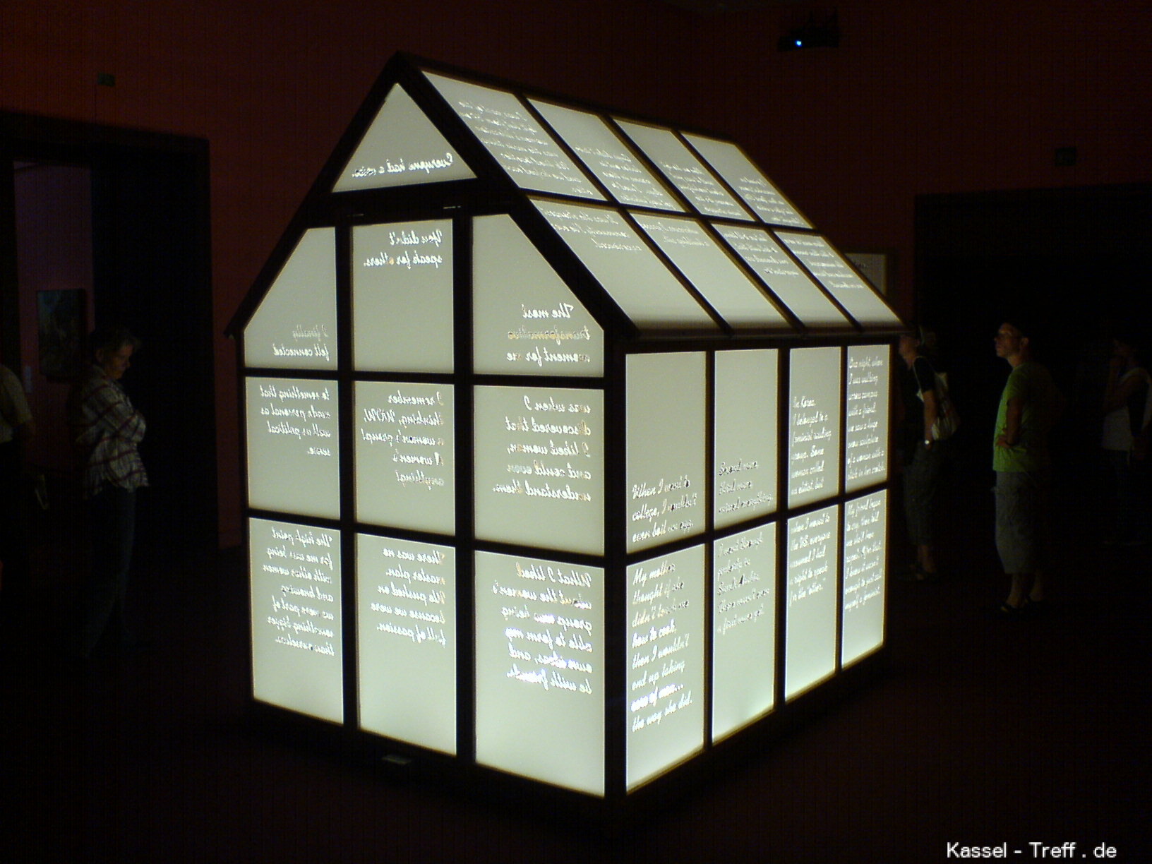 Leucht-Haus mit Schrift bei der documenta bei Neue Galerie