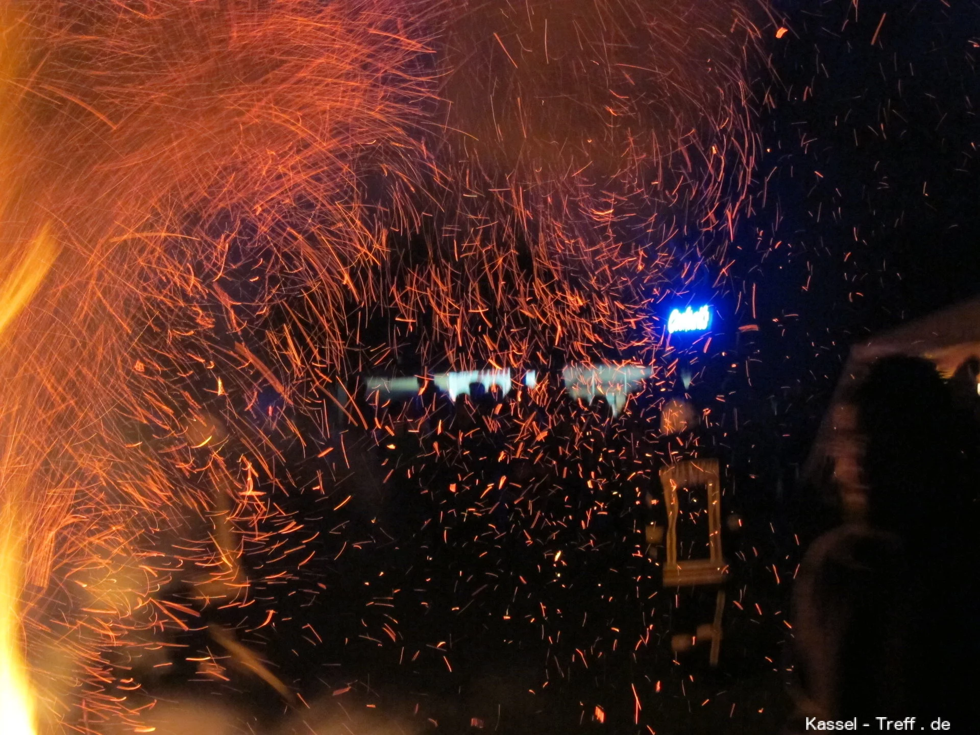 Osterfeuer in mit Feuerwehrmann Niederzwehren-Kassel