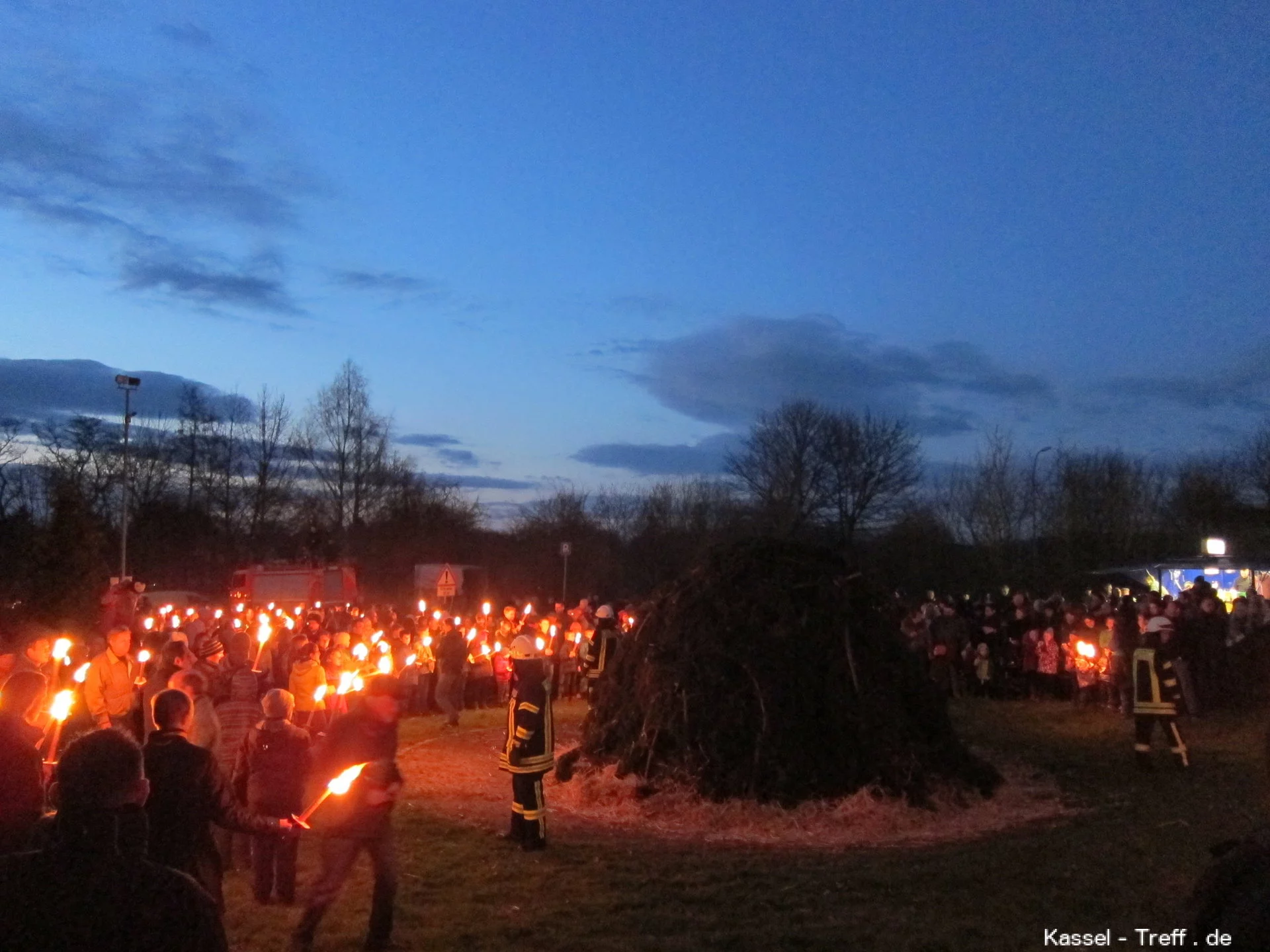 Osterfeuer mit Fackelträger in Niederzwehren-Kassel