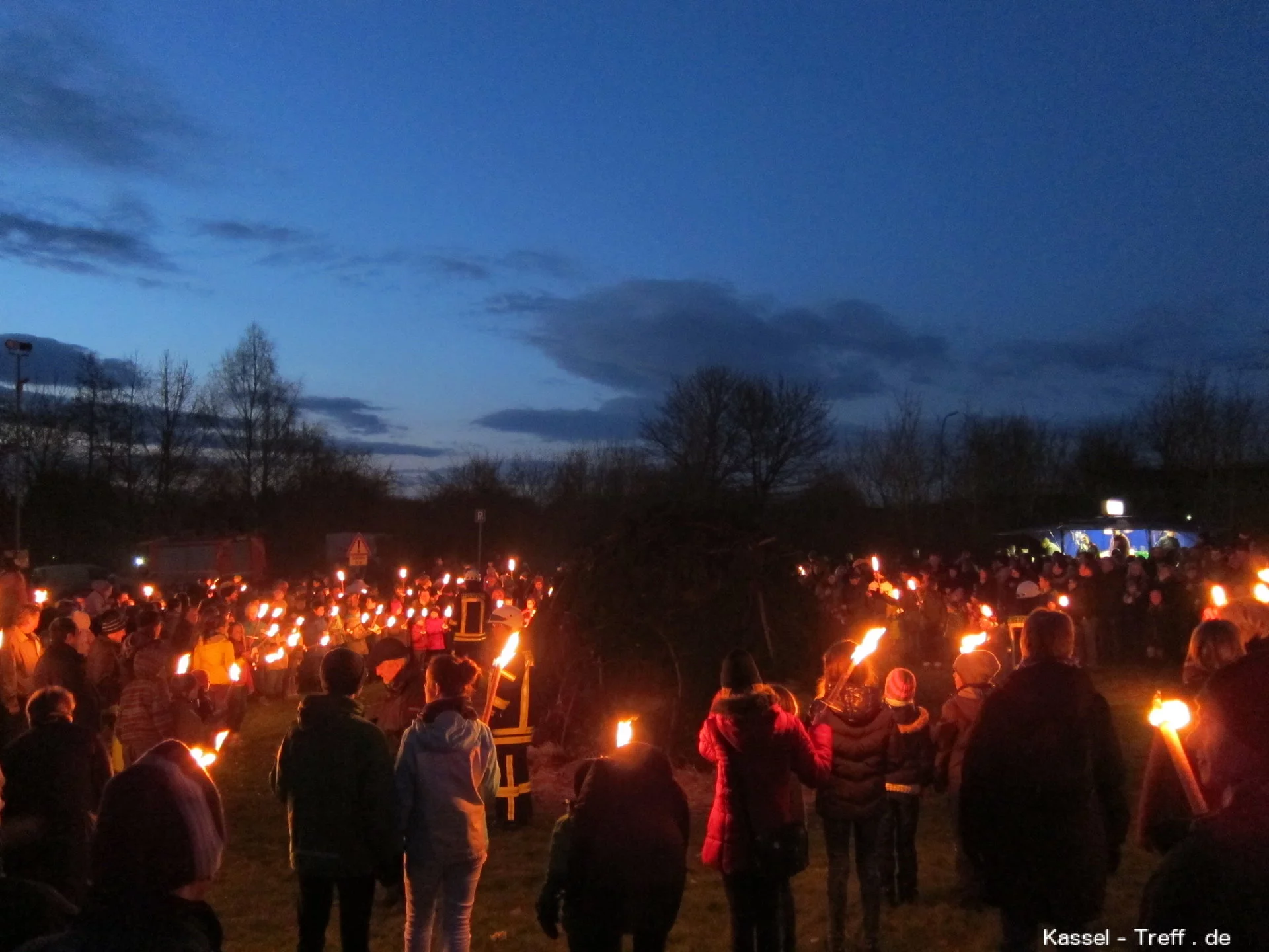 Osterfeuer mit Fackelträger in Niederzwehren-Kassel