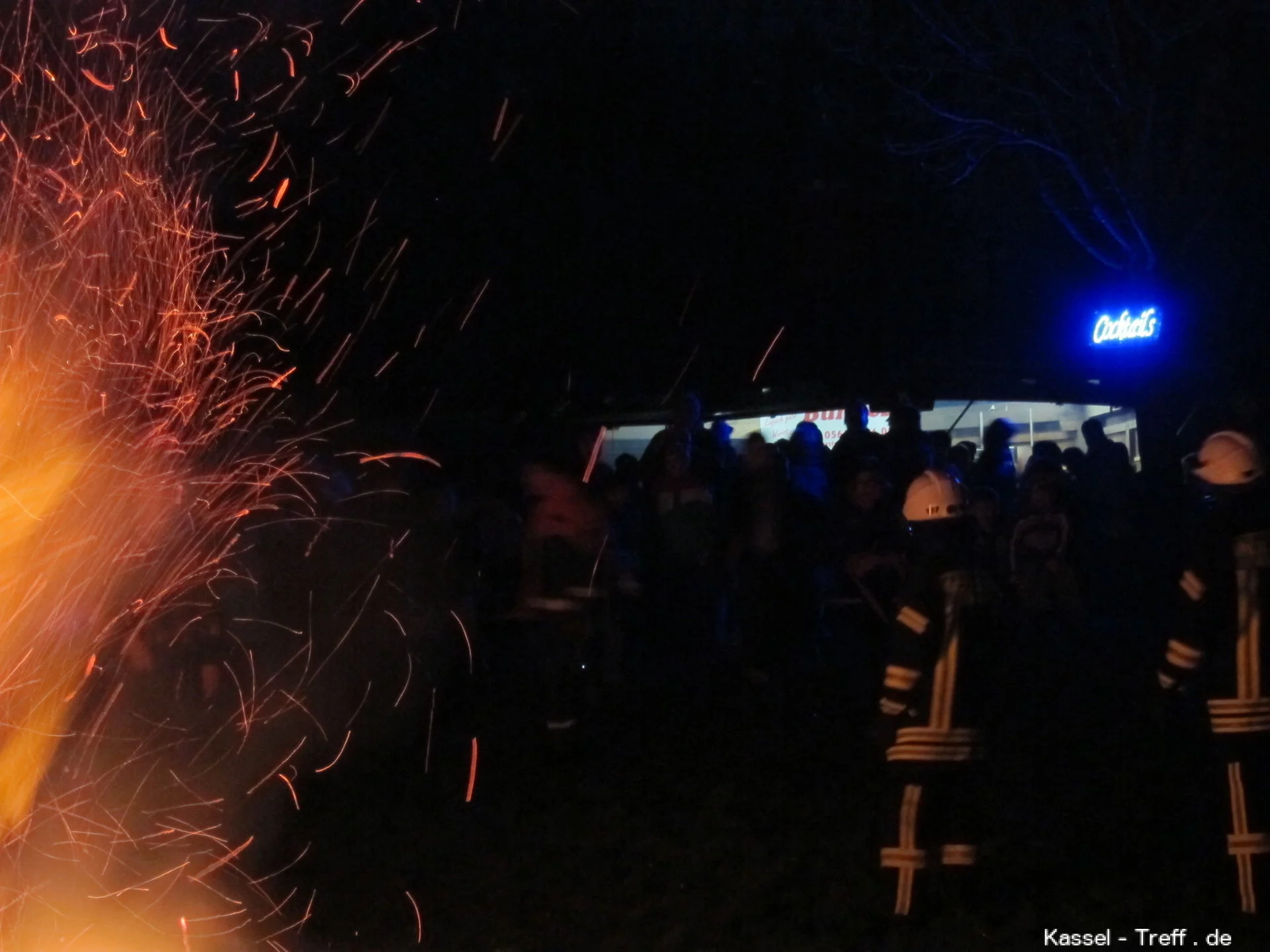 Osterfeuer mit Feuerwehrmänner in Niederzwehren-Kassel