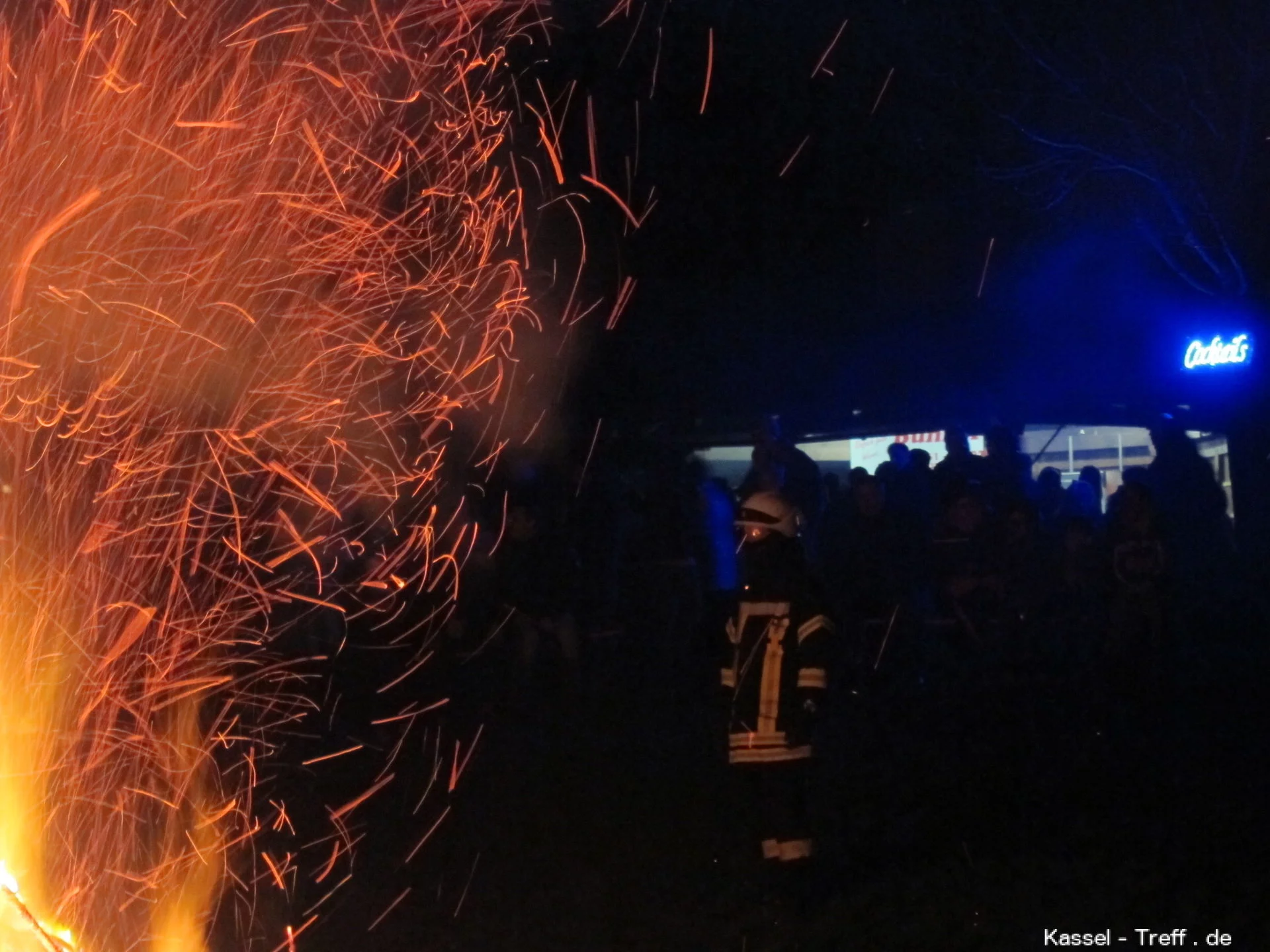 Osterfeuer mit Feuerwehrmann in Niederzwehren-Kassel