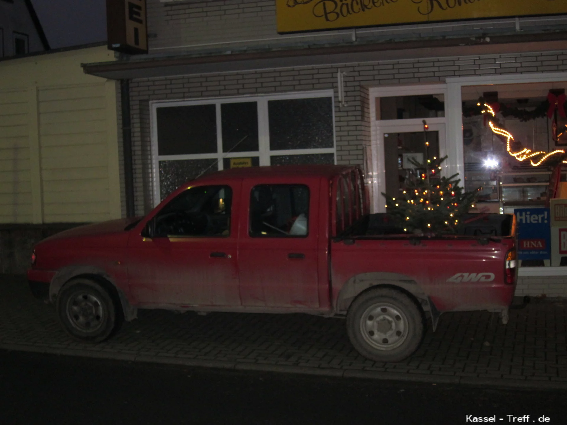 Weihnachtsbaum auf einem Auto