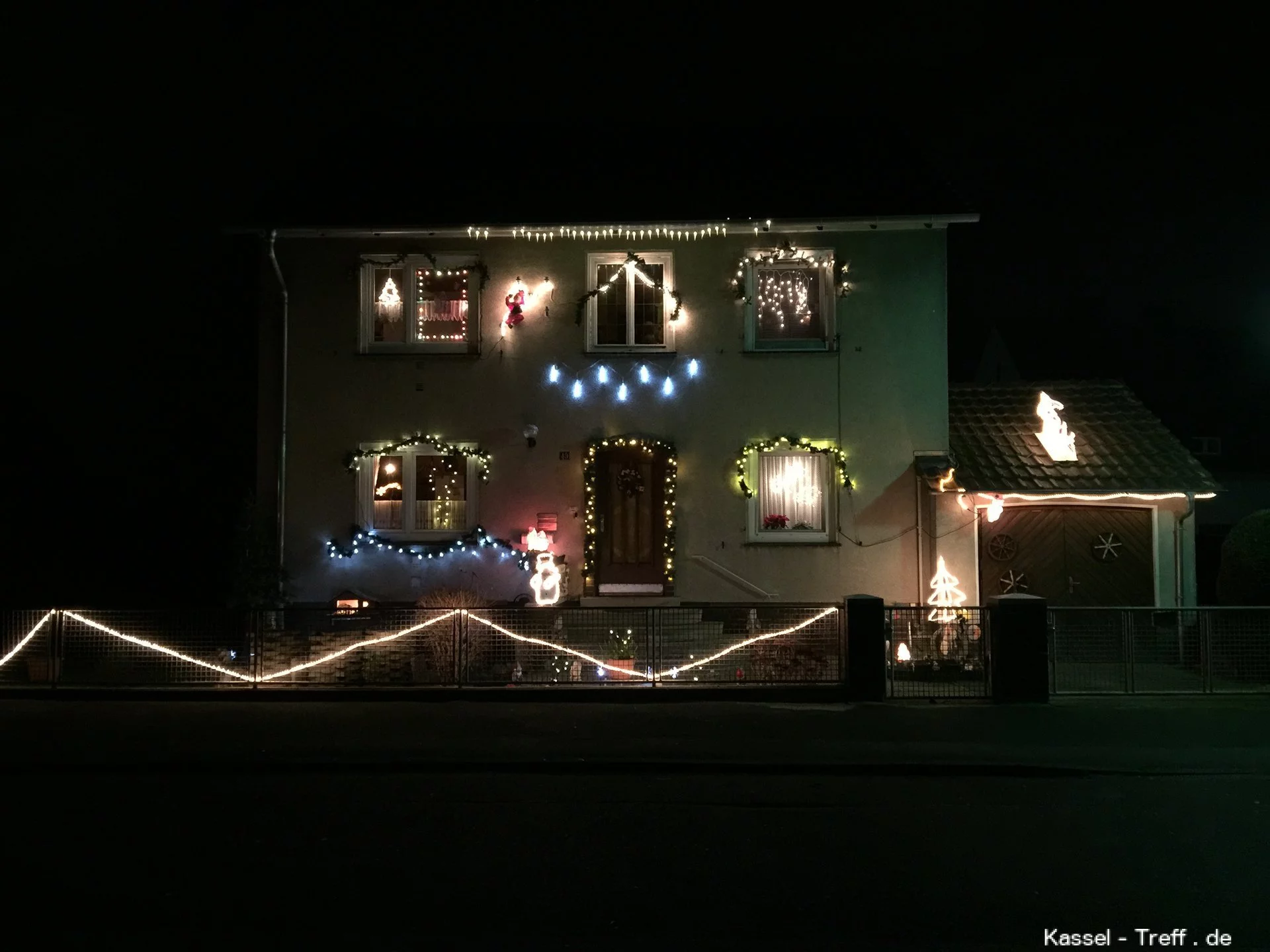 Weihnachtsbeleuchtung am Haus