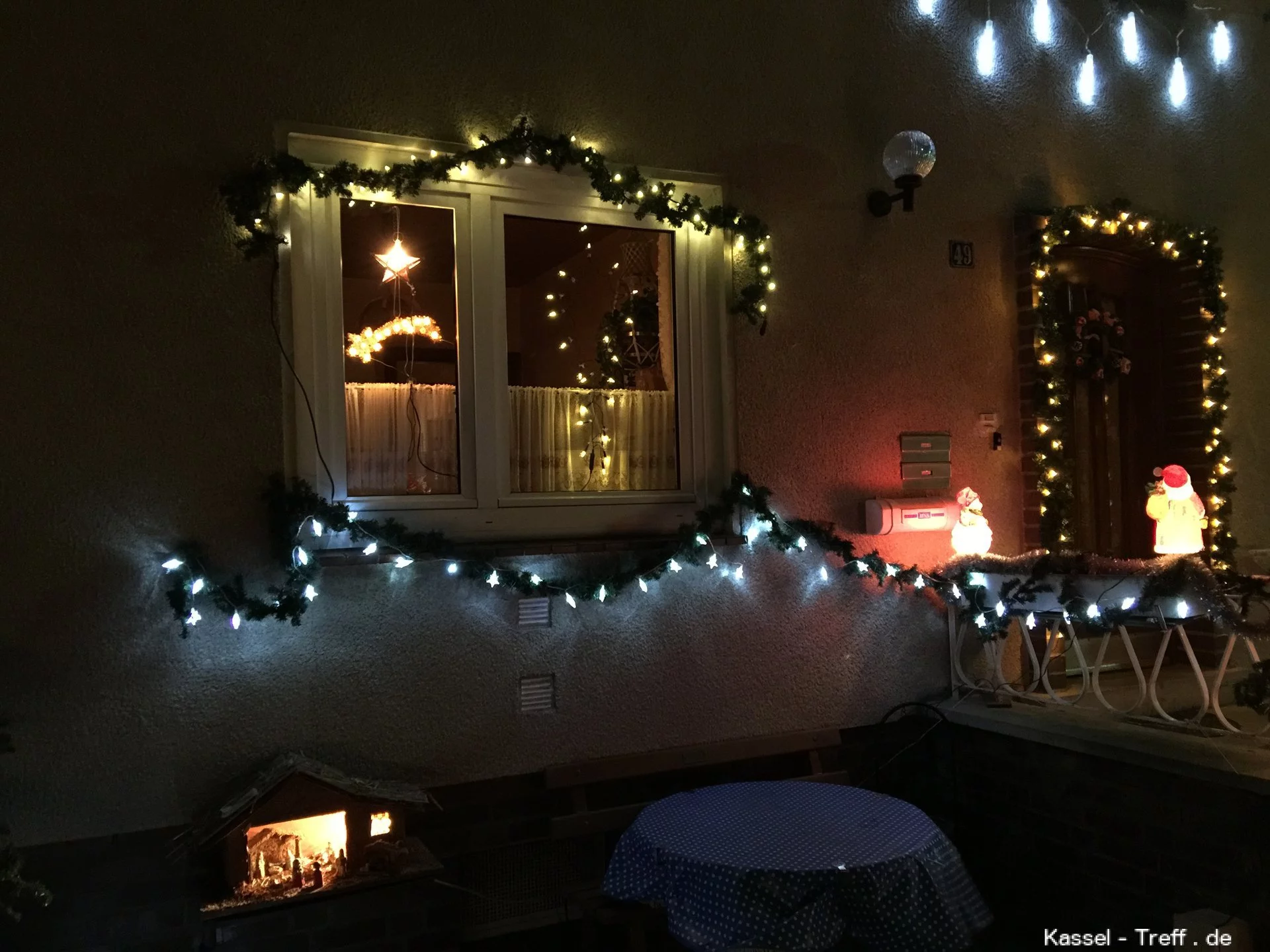 Weihnachtsbeleuchtung am Haus