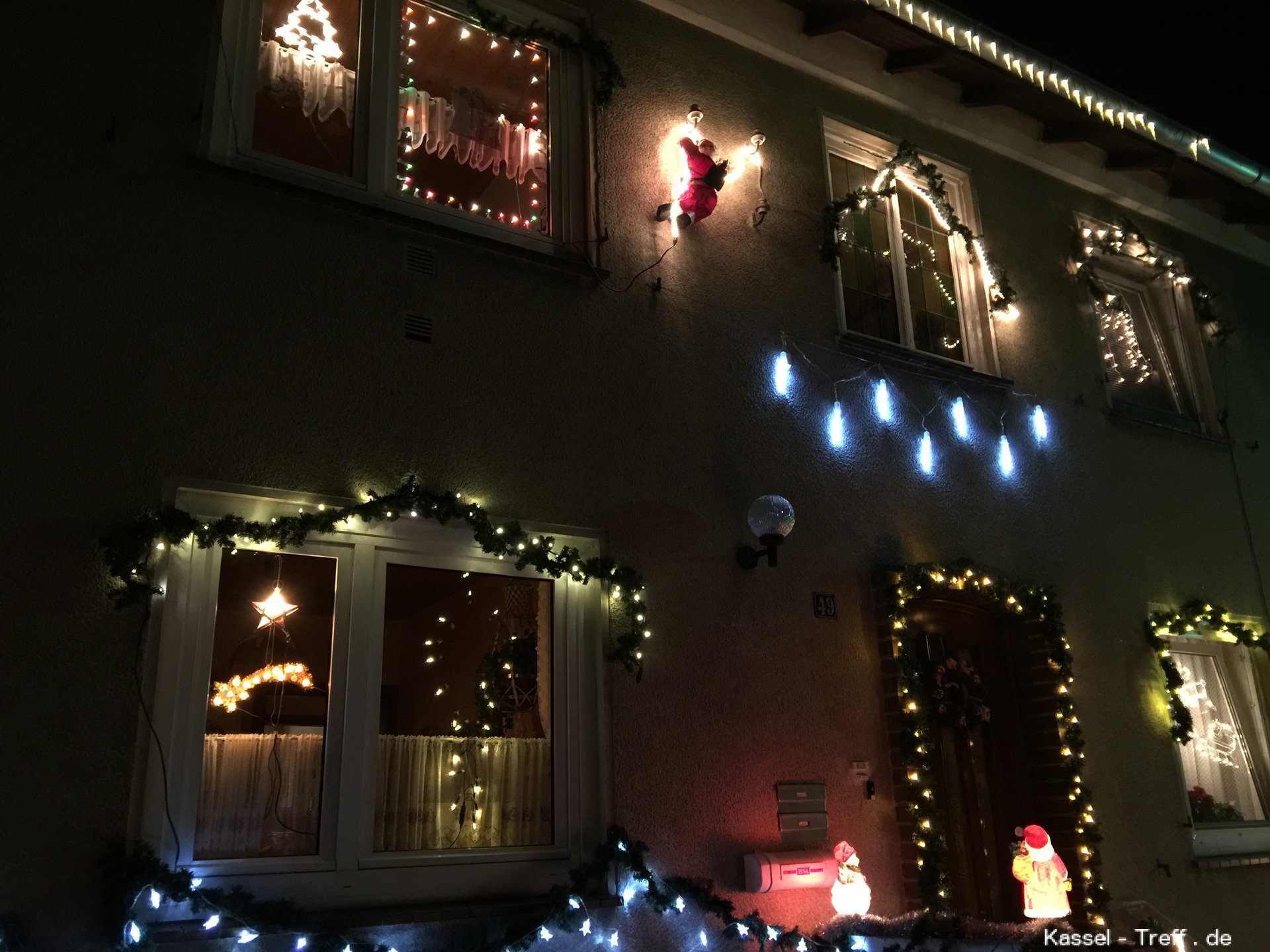 Weihnachtsbeleuchtung am Haus