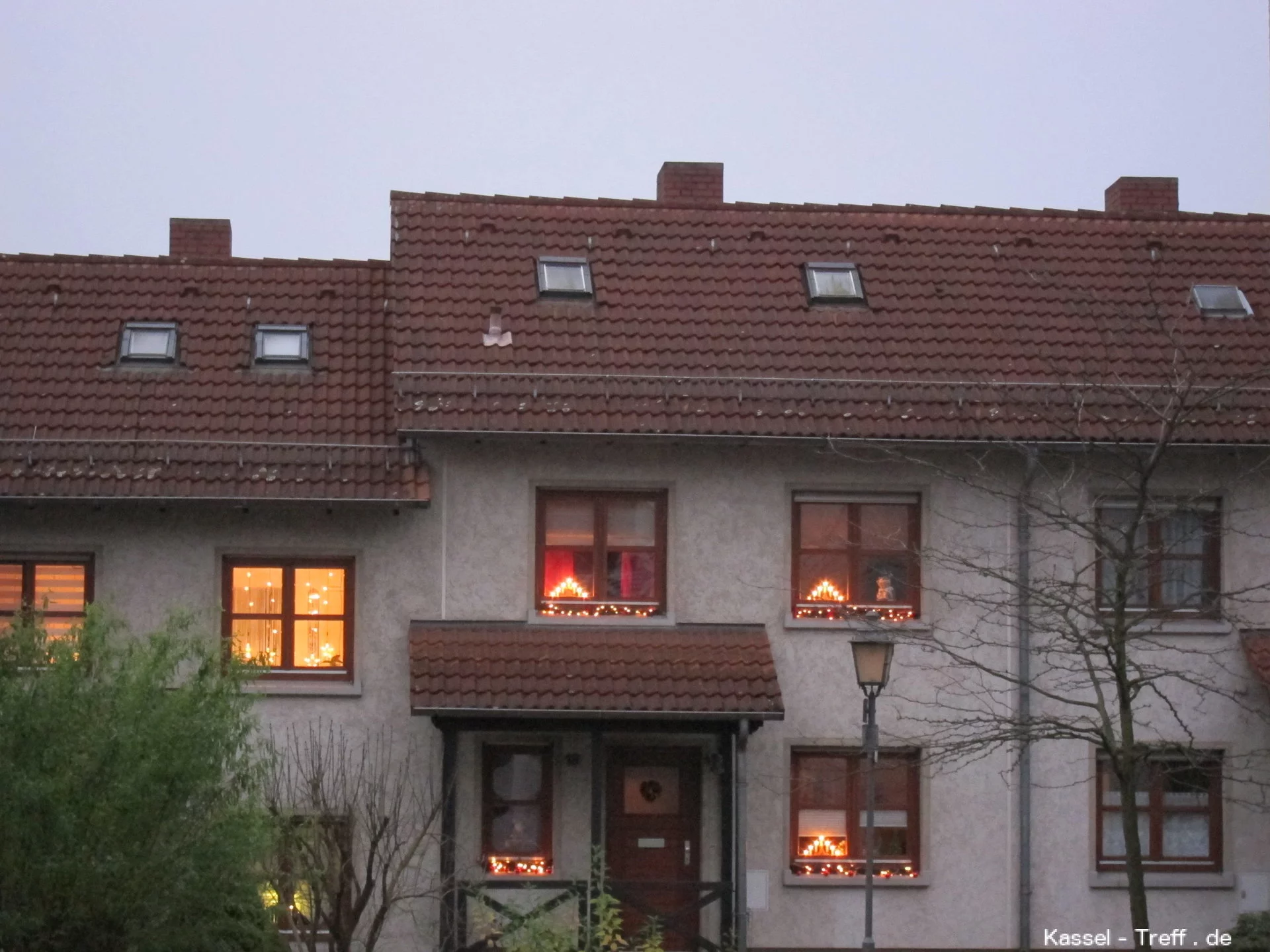 Weihnachtsbeleuchtung in Fenstern